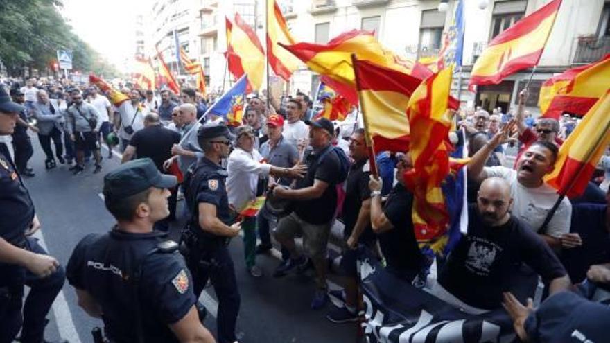 Manifestantes el lunes ante el teatro Micalet de València