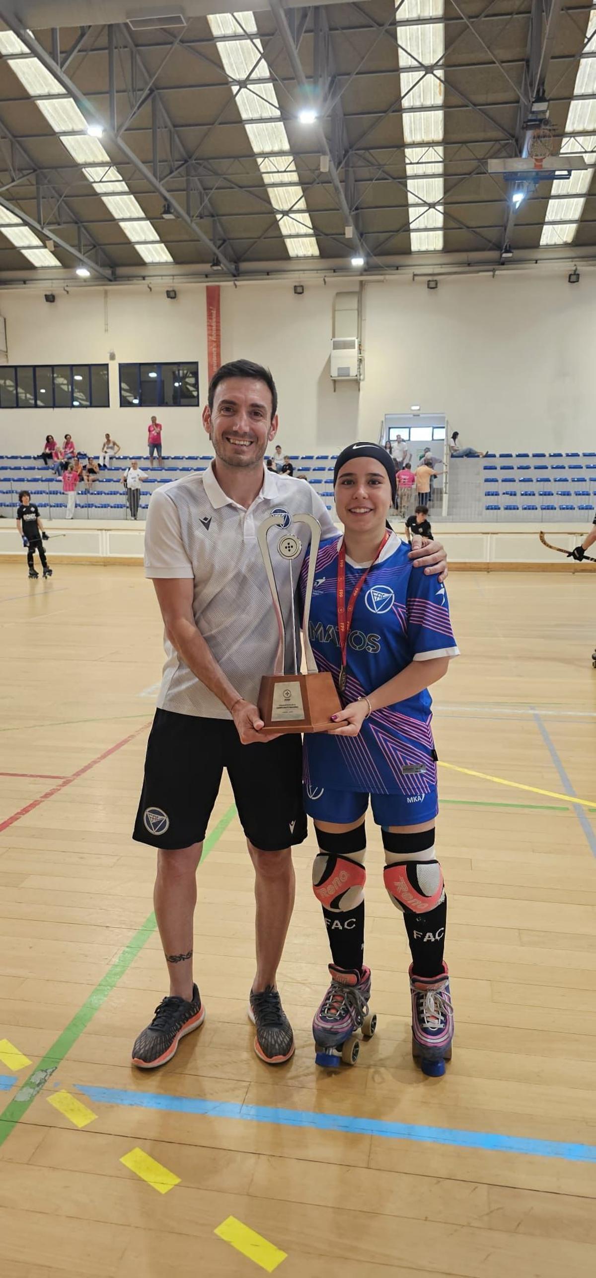 Juan José López, "Risto", con la copa, junto a una de las jugadoras.