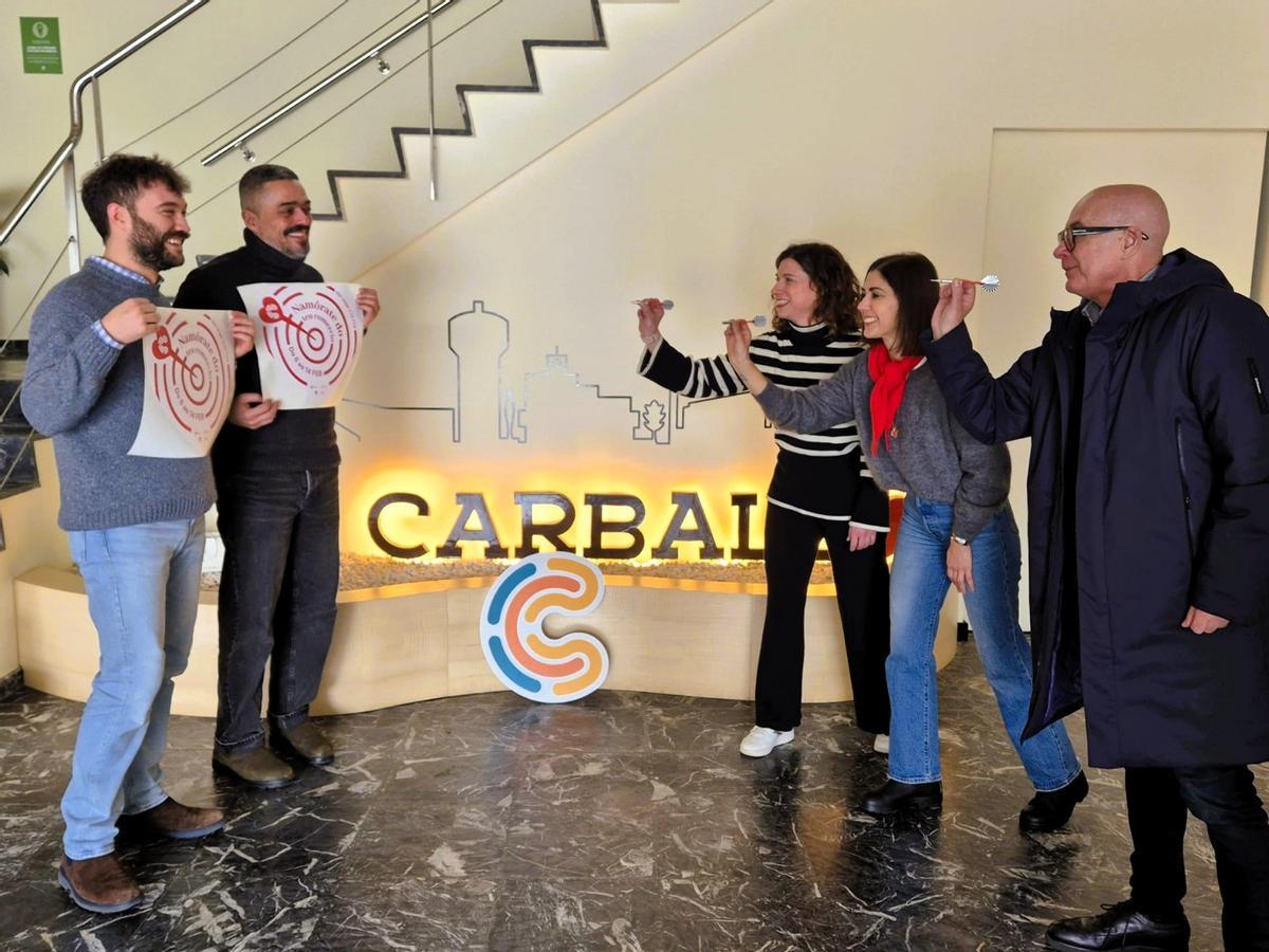 O alcalde, concelleiros e directivas do CCA presentando a campaña de San Valentín.