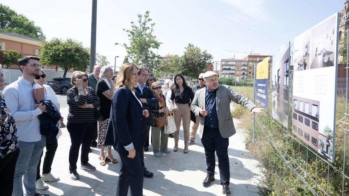 La alcaldesa ha visitado las obras, acompañada por vecinos de la zona.