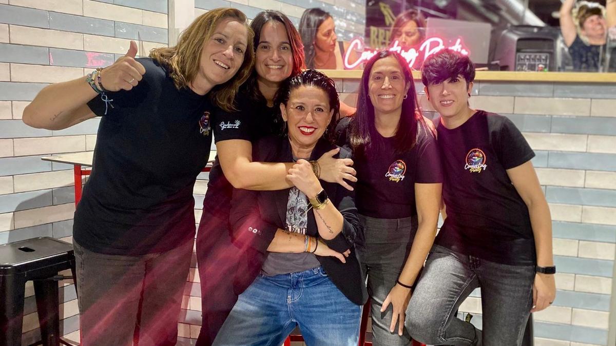 Les cinc organizadores, amb Sandra Guitart aixecant el polze.