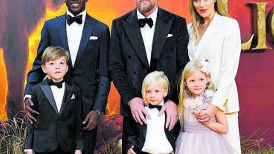 Guy Ritchie,  en el centro,  con su familia.