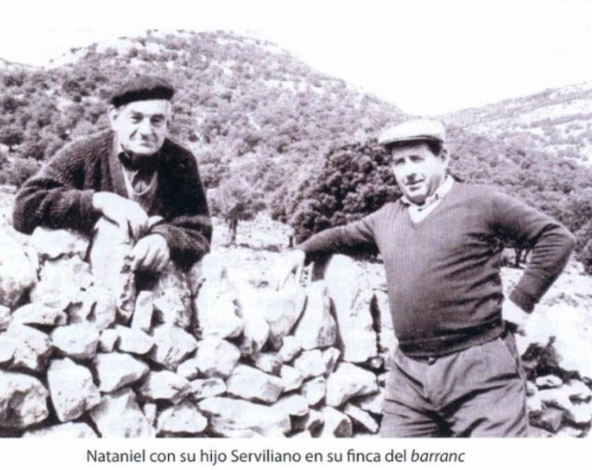 Serviliano(d), junto a su padre Nataniel (i) en la finca conocida como 'barranc'.