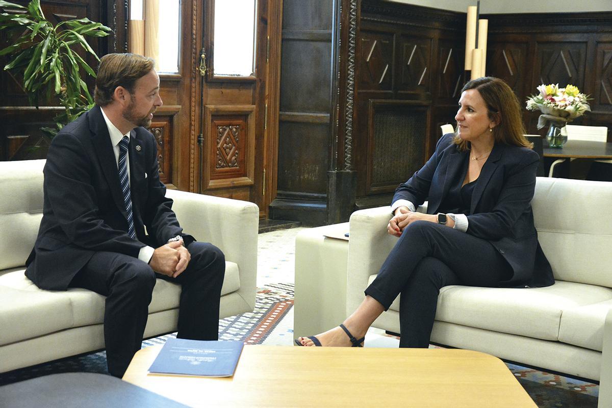 Alfredo Soler y María José Catralá, ayer, en el Ayuntamiento de València.