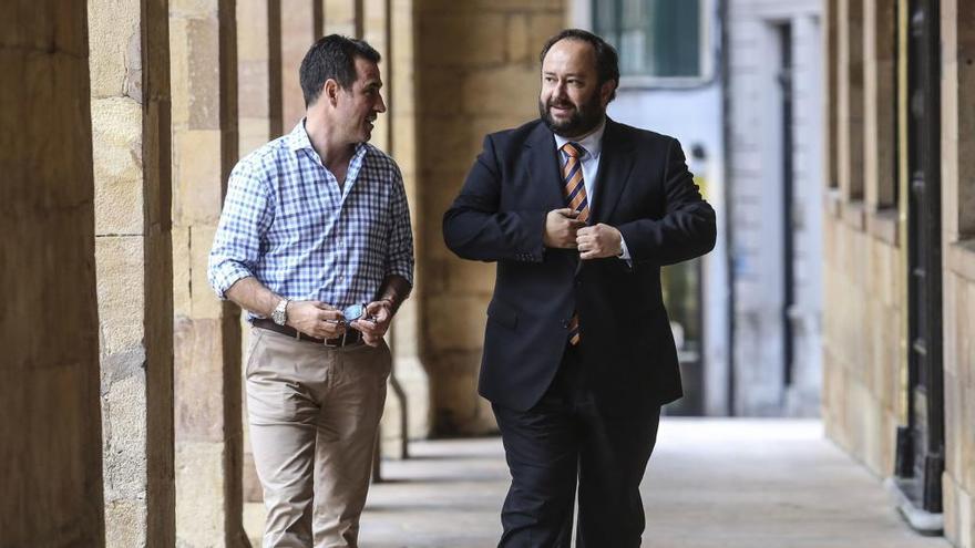 Joaquín del Olmo y Vallina acudiendo a una de las reuniones en el Ayuntamiento.