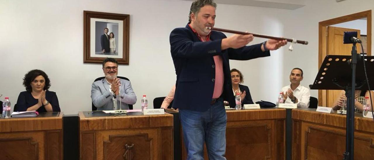 Gabriel Tomás con la vara de mando tras ser proclamado alcalde el pasado sábado.