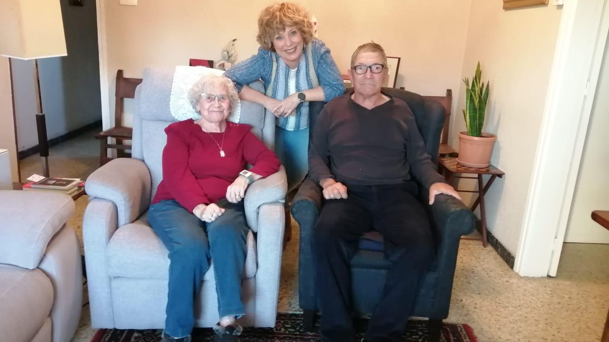 Família amb compromís de Som Futur durant una visita de la tècnica del programa