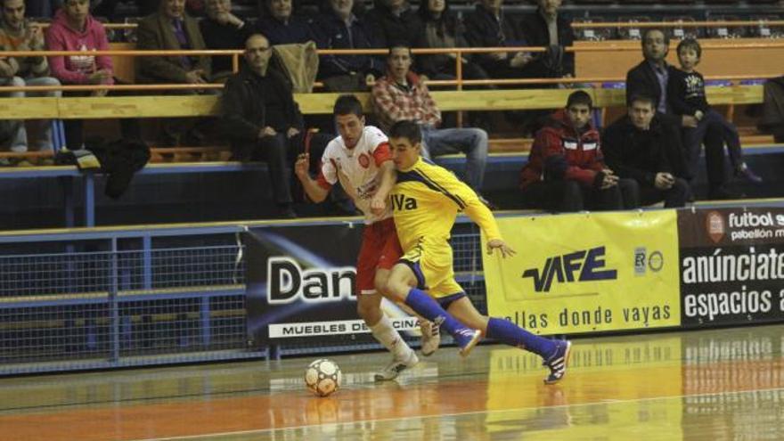 Álex, del Arcebansa, pugna con un jugador del Universidad de Valladolid.
