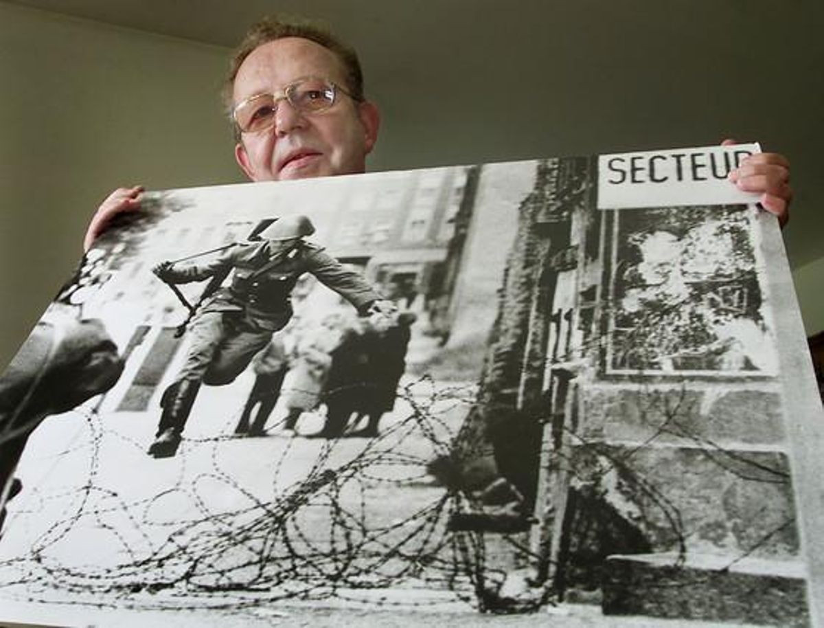 El fotògraf Peter Leibing posa amb la seva famosa fotografia d’un soldat de la RDA.