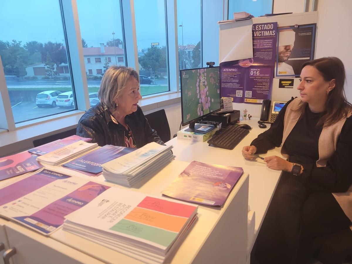 La concejala de Igualdad de Lalín , Carmen Canda, con la directora del CIM, Teresa Rocha.