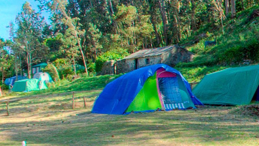 Camping de Cíes con la vivienda que está a la venta al fondo. // FdV