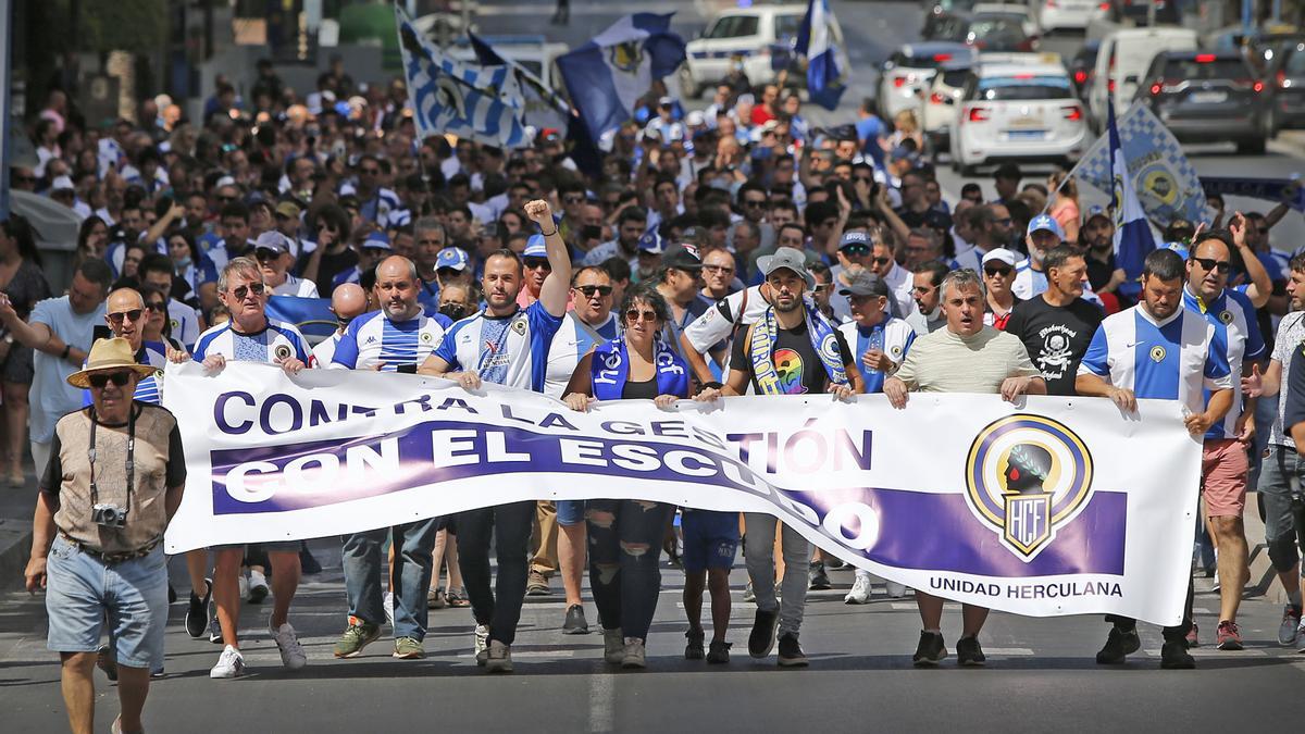 Manifestación de aficionados del Hércules a finales de mayo pasado en contra de la propiedad.