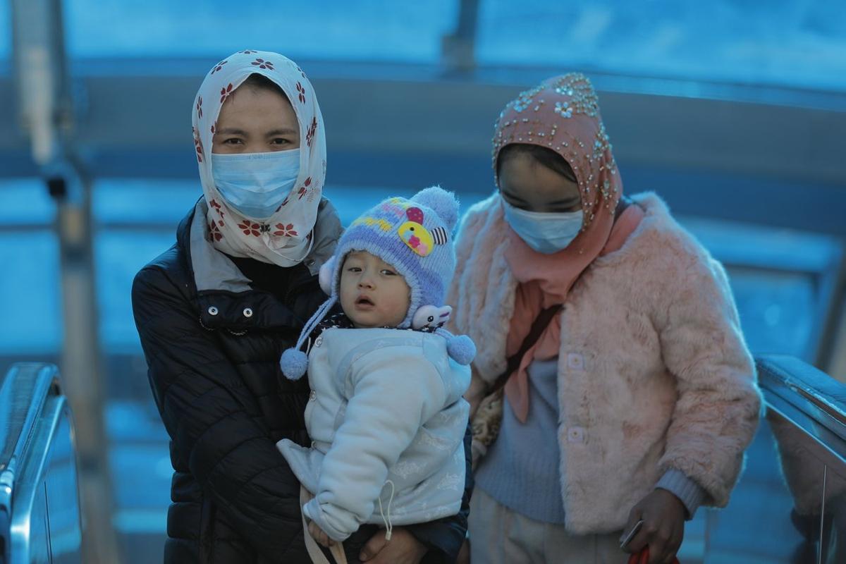 Beijing (China), 24/01/2020.- Chinese passengers wear masks at the Beijing railway station in Beijing, China, 24 January 2020. The outbreak of coronavirus has so far claimed 26 lives and infected more than 800 others, according to media reports. The virus has so far spread to the USA, Thailand, South Korea, Japan, Singapore and Taiwan. (Japón, Corea del Sur, Singapur, Tailandia, Estados Unidos, Singapur) EFE/EPA/WU HONG