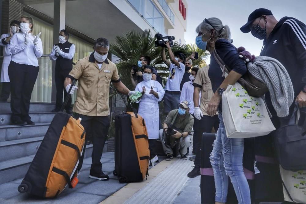 Llegada de los primeros turistas del plan piloto a los hoteles de la Platja de Palma.