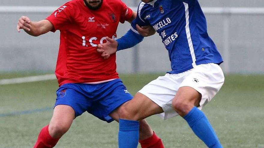 Un jugador del Choco presiona a uno de As Pontes durante el partido de ayer. // Marta G. Brea