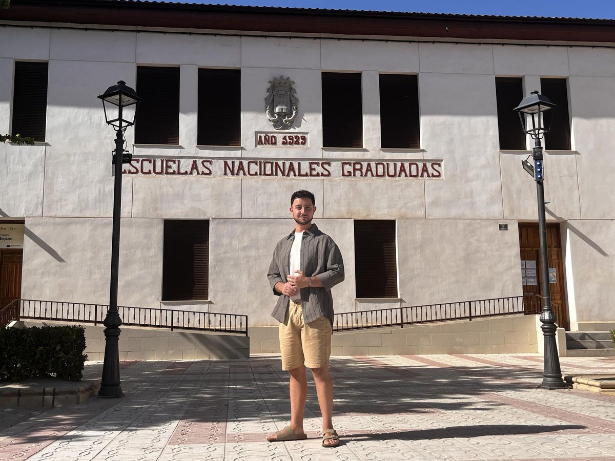 El concejal de Infancia y Juventud en Petrer, Alejandro Ruiz, frente a las antiguas Escuelas Graduadas
