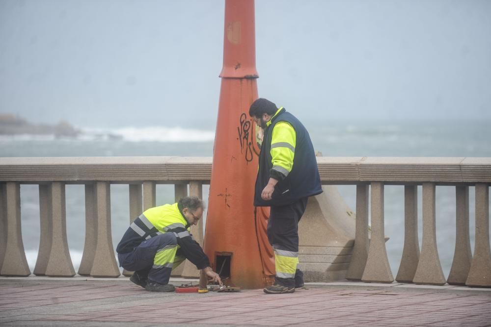 Daños en A Coruña por las olas en alerta roja