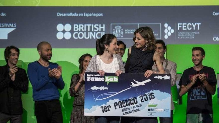 La Reina entrega el premio a la científica coruñesa.