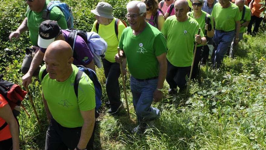 Participantes en un encuentro senderista en Boal, en mayo.