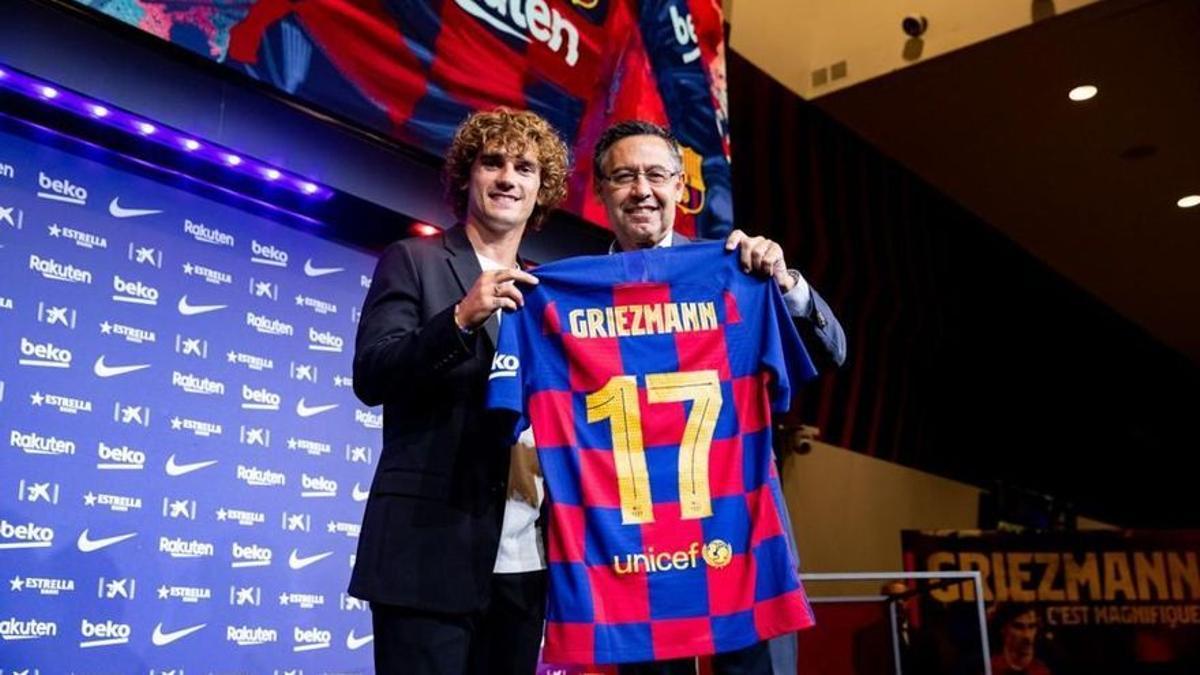 Antoine Griezmann y Josep María Bartomeu.