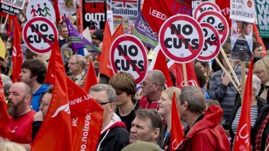 Marea roja contra la austeridad en Londres