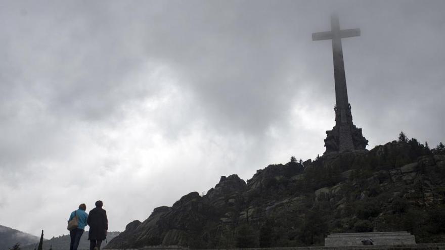 IU apuesta por derribar la cruz del Valle de los Caídos y exhumar también a Primo de Rivera