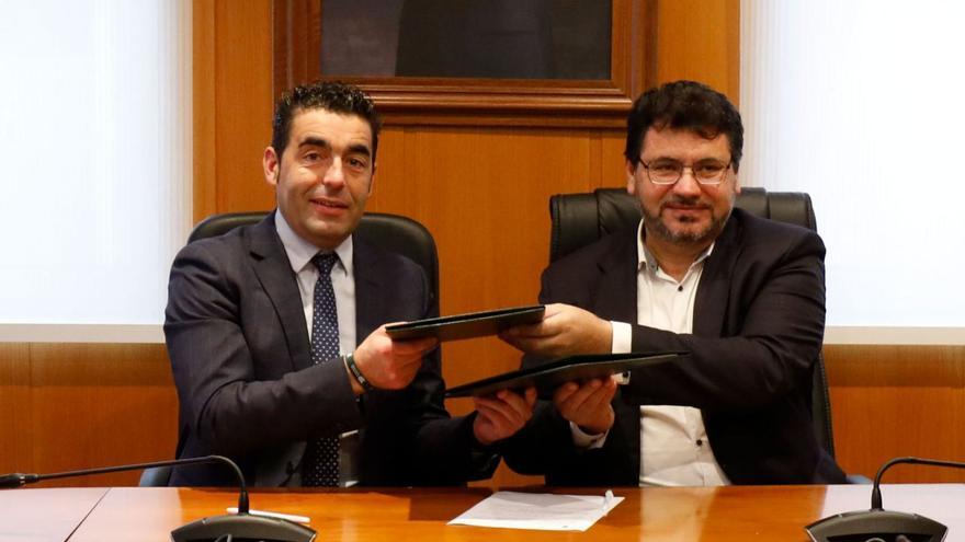 El presidente de la Diputación Luis López hace entrega del plan a Carlos Viéitez, alcalde de Meaño. |  // FDV