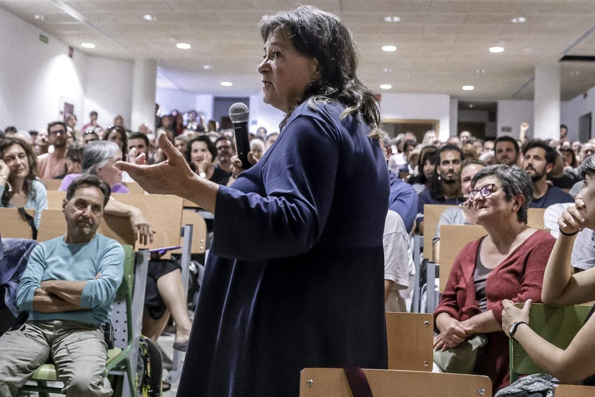 FOTOS | Así ha sido la asamblea ciudadana contra la masificación turística en el IES Sineu