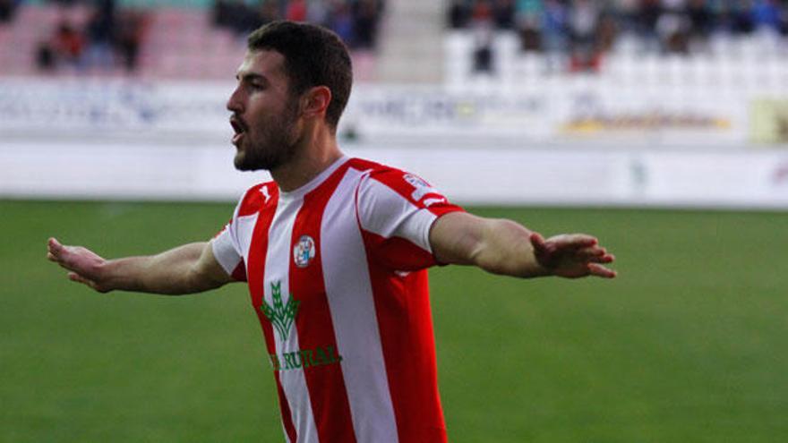 Manu Gavilán celebra un gol con el Zamora.