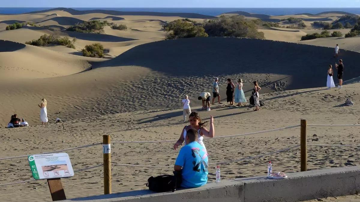 Una turista se cuela en las Dunas de Maspalomas