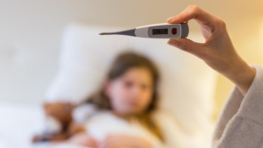 Mi hijo tiene fiebre: ¿cómo tratarla en casa? ¿cuándo debemos acudir a urgencias?