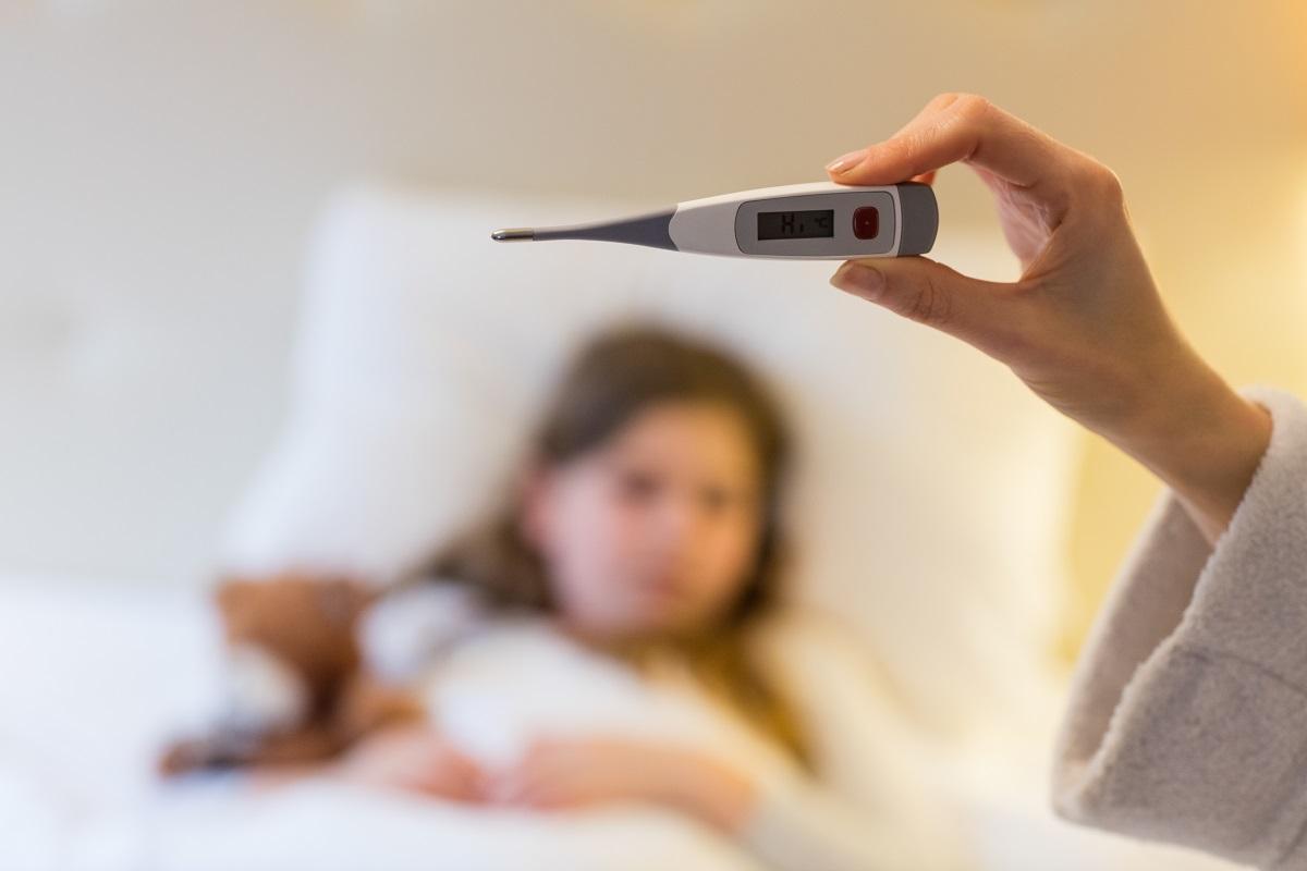 ¿Tu hijo tiene fiebre? Sigue estos consejos de los expertos para tratarla.