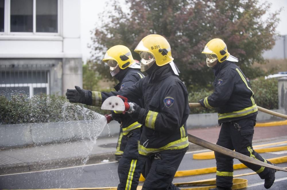 Bomberos y personal de los equipos de emergencias ensayan cómo intervenir en caso de accidente con mercancías peligrosas