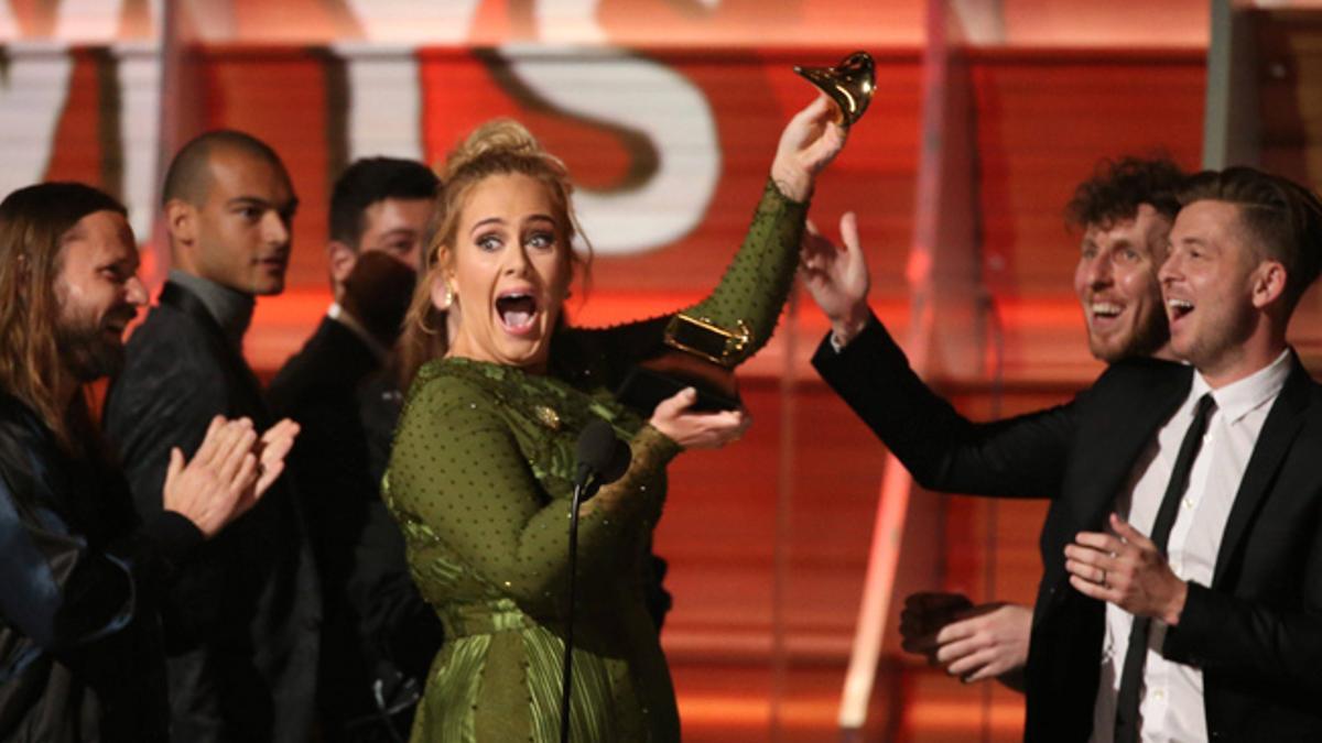 Premios Grammy, Adele parte en dos su Grammy