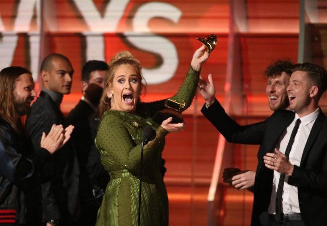 Premios Grammy, Adele parte en dos su Grammy