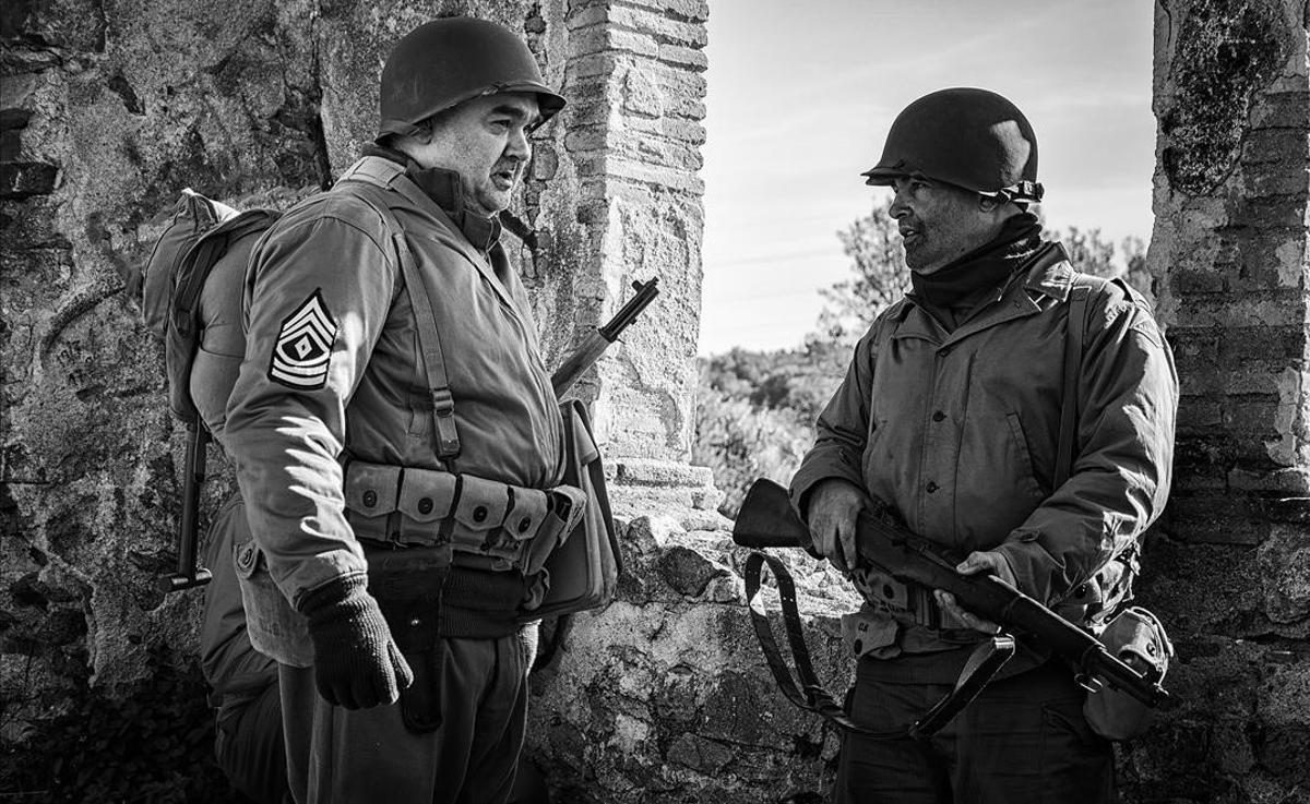 Un sargento de segunda clase del Ejército de Estados Unidos compadrea con un soldado, en Ca l'Alemany.
