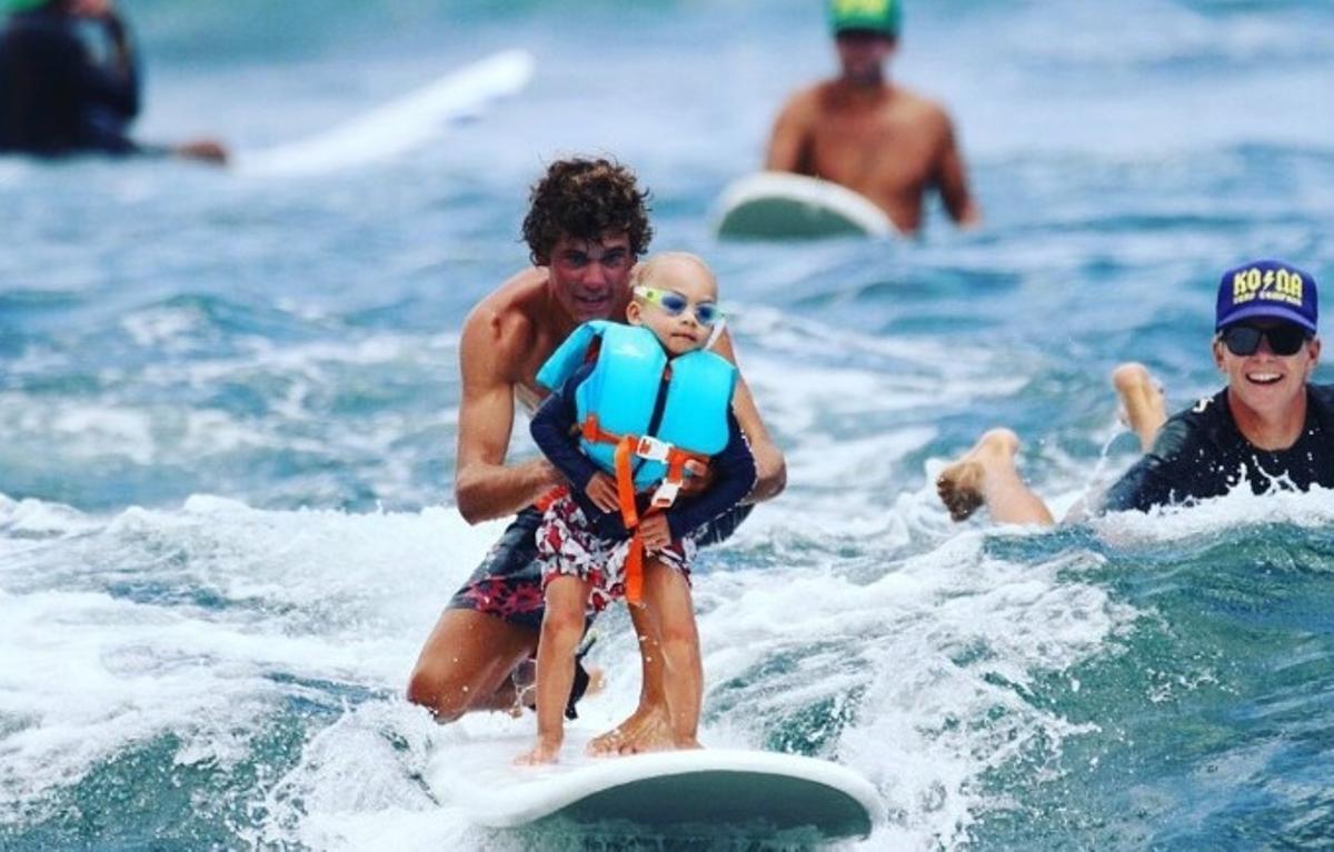 Óscar, con un pequeño sobre la tabla