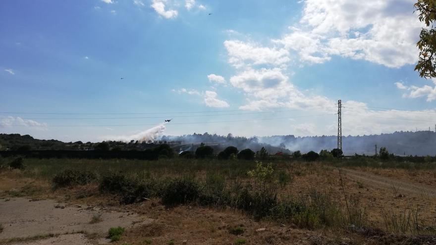 Els Bombers de la Generalitat treballen en un nou incendi a l'Alt Empordà.