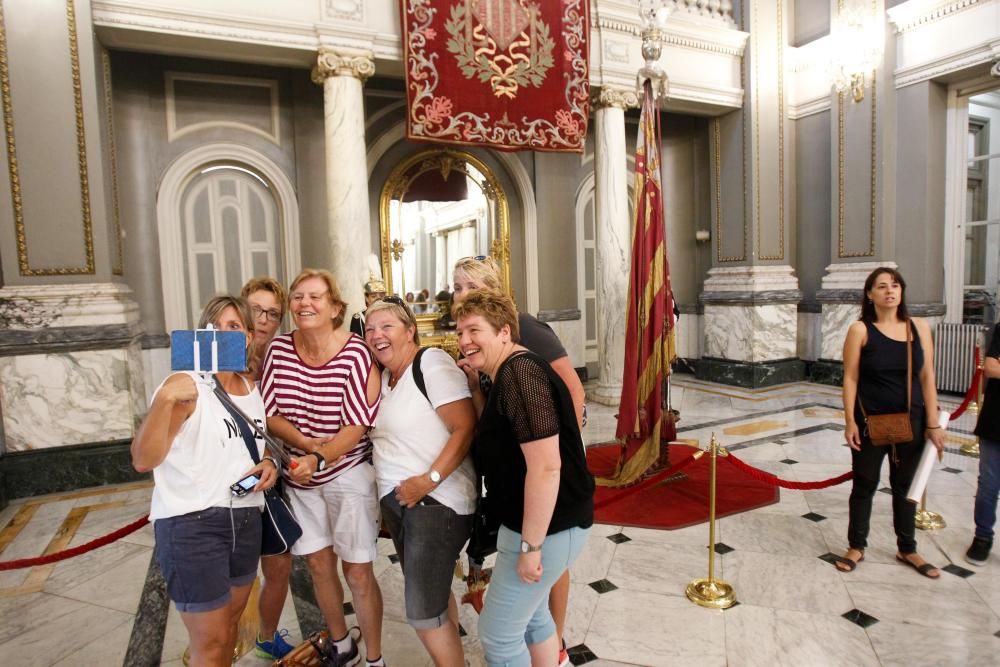 Visita a la Real Senyera en el Ayuntamiento