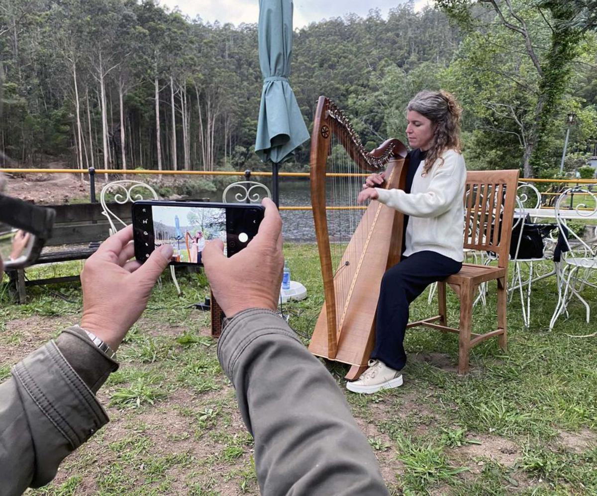 Concerto ó aire libre da arpista Beatriz Martínez / ard muros-noia