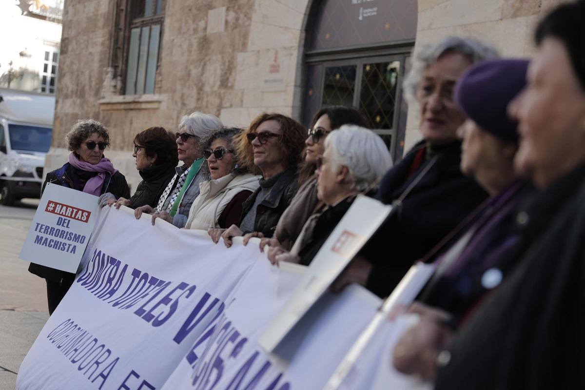 La coordinadora feminista ante el Palau, esta mañana