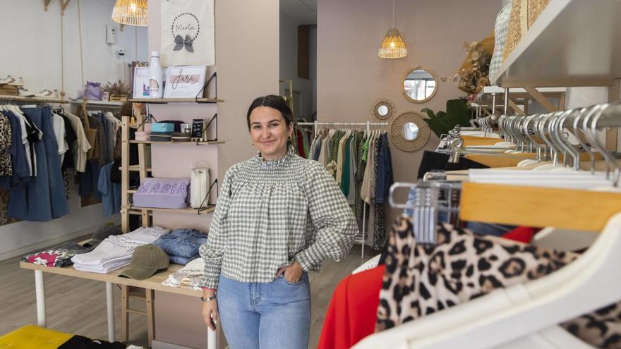 María Giménez, en su tienda Jara Moda de Alaquàs, la pasada semana. | GERMÁN CABALLERO