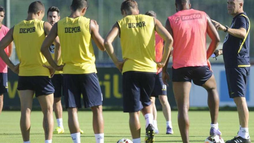 Víctor Fernández se dirige a sus jugadores durante un entrenamiento en la ciudad deportiva de Abegondo. carlos pardellas