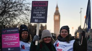 Enfermeras del sistema público de salud británico (NHS, por sus siglas en inglés), protestan frente al Hospital St. Thomas, en Londres.