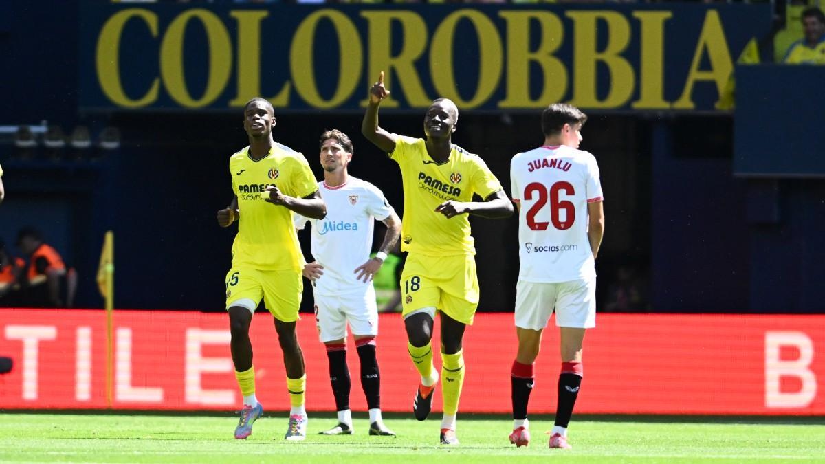 El centrocampista del Villarreal Pape Gueye celebra tras anotar el segundo gol ante el Sevilla