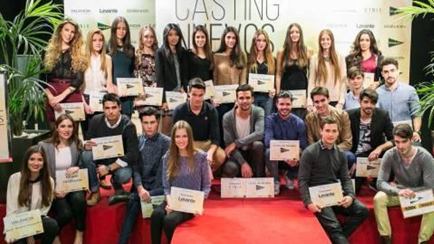 Foto de familia de todos los premiados del casting Valencia Fashion Week en El Corte Inglés de Valencia.