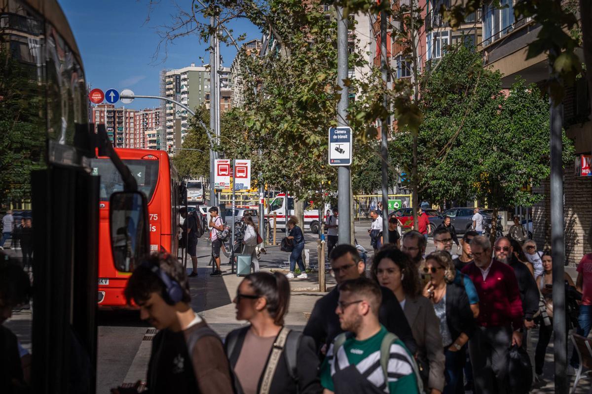 Barcelona 24/10/2025 Barcelona Parada de bus e12 Sagrera. Algunos vecinos se quejan del humo y del ruido ya que la flota no está bien preparada. AUTOR JORDI OTIX