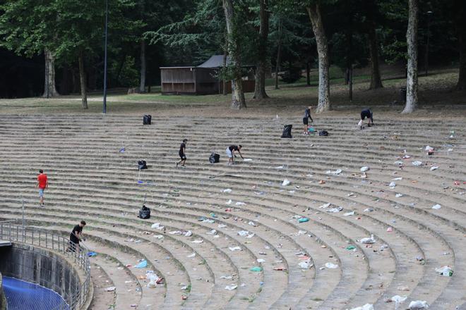 El equipo de limpieza, a la mañana siguiente del España - Portugal en el auditorio de Castrelos.