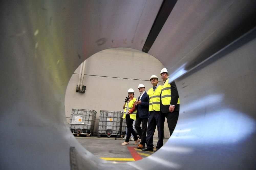 Víctor Audera y Sandra Velarde visitan la factoría de Asla en Villallana