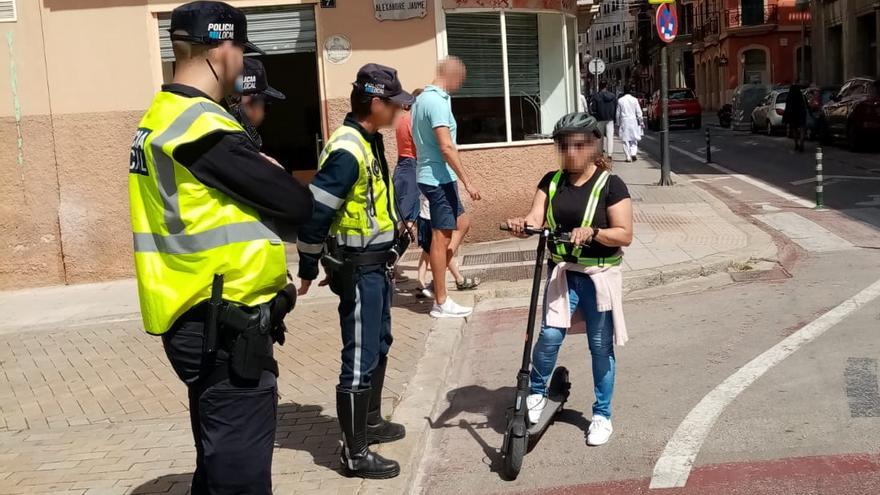 La Policía, durante uno de los controles en la Porta de Sant Antoni.